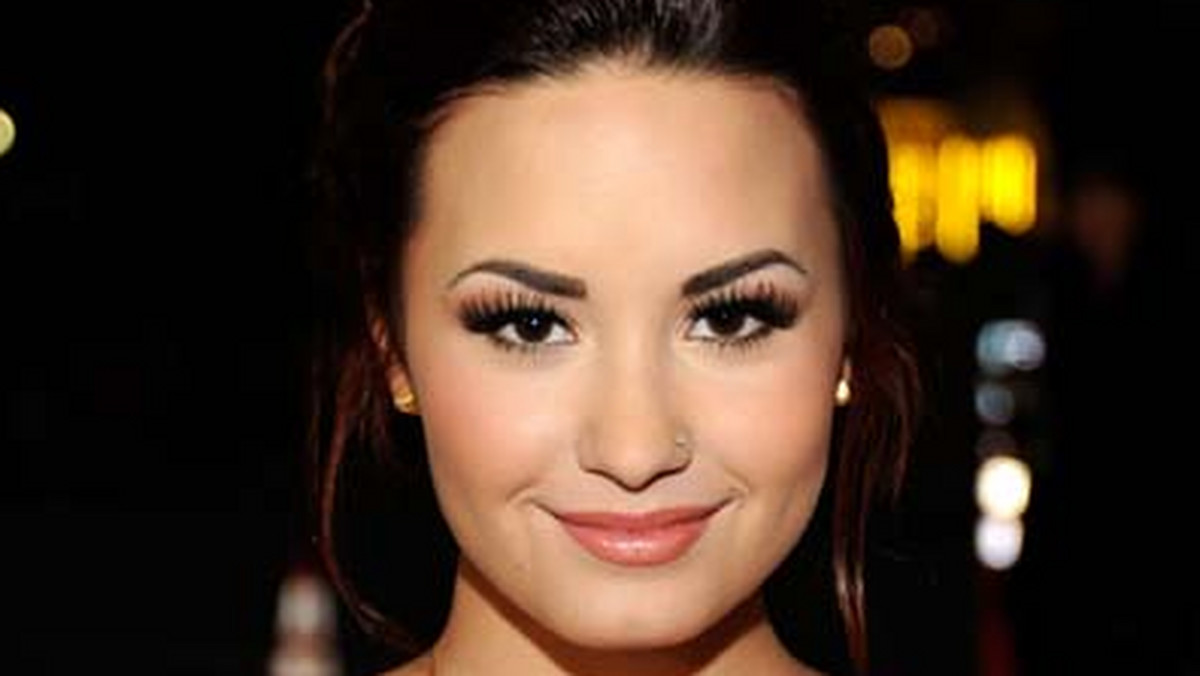 Demi Lovato znalazła się w obliczu niebezpieczeństwa w czwartek, po tym jak banda histerycznych fanów szturmem wtargnęła scenę na jej koncercie w Paragwaju.