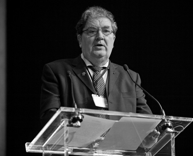 epa01574576 British John Hume, a former politician in Northern Ireland, founding member of the Social Democratic and Labour Party and co-recipient of the 1998 Nobel Peace Prize, delivers his speech at the opening session of the 9th World Summit of Nobel Peace Price Winners, in Paris, France, 11 December 2008. This summit is being held at the Hotel de Ville from 11 to 13 December and devoted to 'Human rights and a World without violence' In it, -acording to the organizers- 'it is of utmost importance to turn our eyes to the problems of Human Rights', because without such rights violence, poverty, lack of resources will thrive and will impede us to ensure a future of a long-lasting peace throughout the planet Earth'. In the 9th SummitŐs sessions it is proposed to touch upon subjects as how can we build peace through the safeguard of human rights, what are the strategies to affirm the universalism of the fundamental rights, how to ensure the defense of individual rights in todayŐs world, how to foster the establishment of the democratic values worldwide and finally, how to make rights concrete by eliminating social and financial inequalities among people in our societies. At its end the Nobel Peace Laureates will issue a declaration containing elaborate strategies of international policies, which shall be implemented to ensure a real observance of the principles. EPA/YOAN VALAT Dostawca: PAP/EPA.