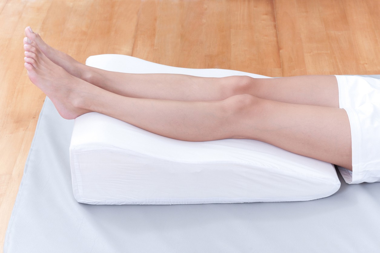 Vyložené nohy nad úrovňou tela patria medzi najjednoduchšie spôsoby, ako podporiť odtok tekutín a zmierniť opuch počas horúčav.