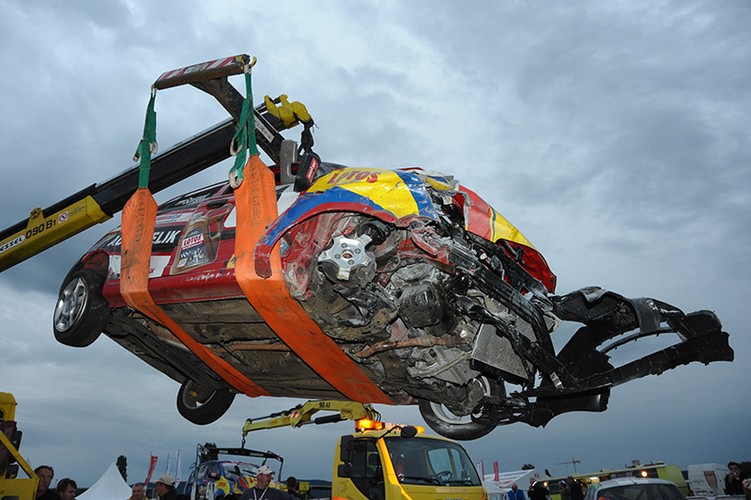 Drugi wyścig rozpoczął się od dwóch groźnie wyglądających kolizji