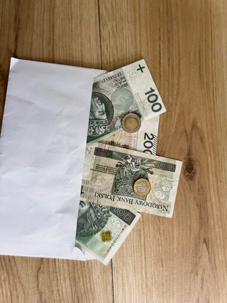 Nowe wyższe stawki minimalnego wynagrodzenia zasadniczego pracowników samorządowych mają wejść w życie od 1 sierpnia 2024 r. z  mocą wsteczną od 1 lipca 2024 r. Od 4 000 zł brutto w I kategorii