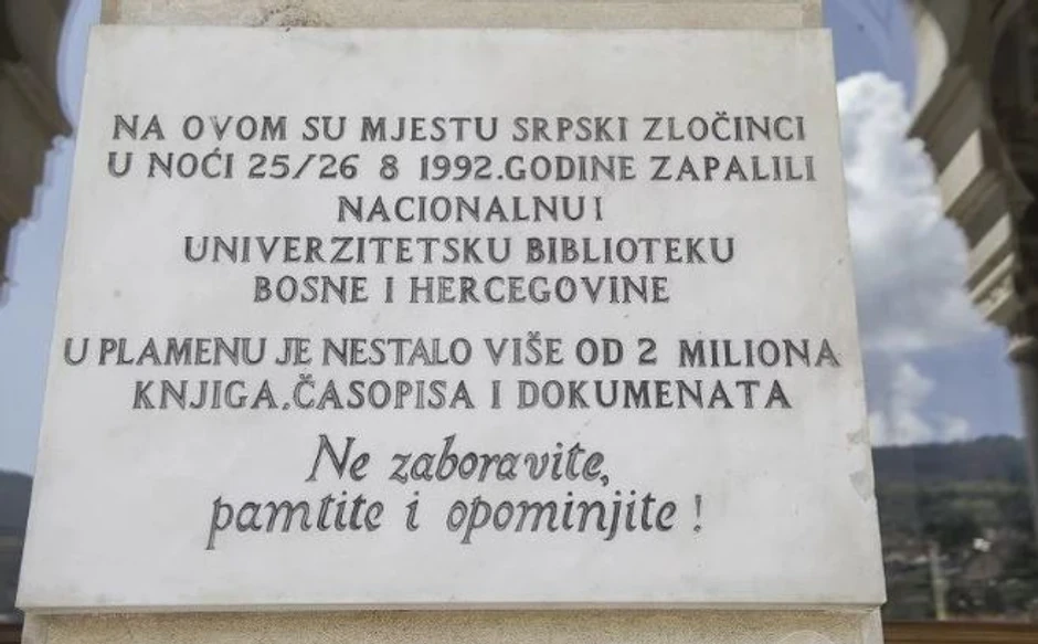 Natpis na Gradskoj Većnici u Sarajevu 