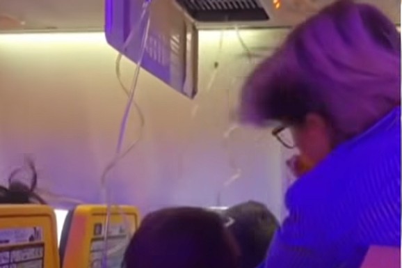 (VIDEO) NOVI SNIMAK IZ AVIONA IZ KOG JE LJUBIŠA UMALO ISPAO! Troje ljudi ga vuklo da ne padne kroz prozor, spasila ga supruga!
