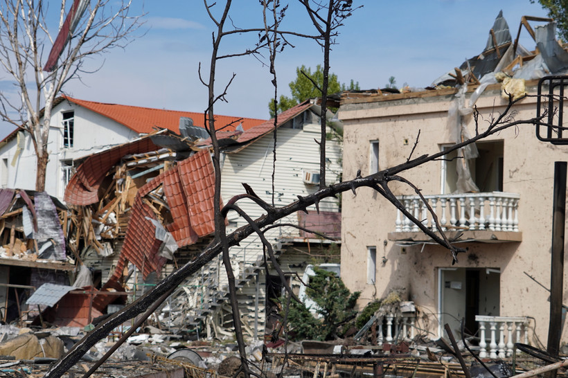 Zniszczenia po rosyjskim ostrzale w miejscowości Zatoka w obwodzie odeskim