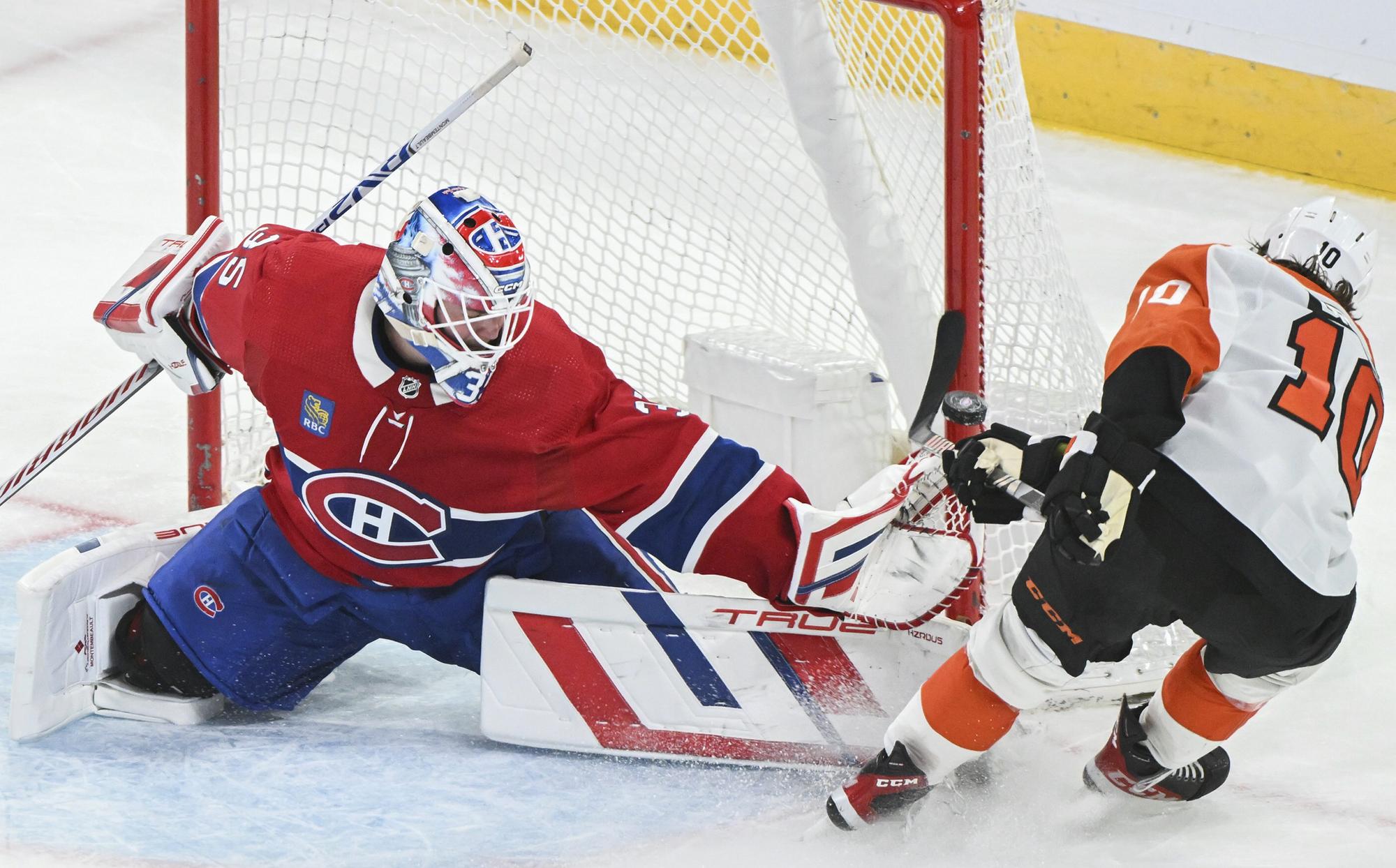 Juraj Slafkovský (Montreal Canadiens) strieľa gól do bránky Samuela Erssona z Philadelphie Flyers.
