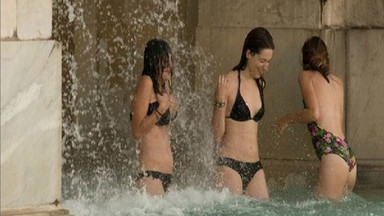 Trzy turystki rozebrały się i wzięły kąpiel... w słynnej rzymskiej fontannie