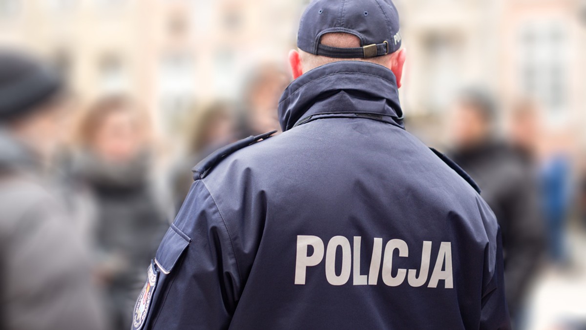 Prokuratura wyjaśnia, czy policjanci z Ryk nie dopełnili obowiązków służbowych. 29 grudnia 79-letni Stefan D. pijany został doprowadzony przez policjantów do mieszkania. Rano już nie żył - informuje RMF24.