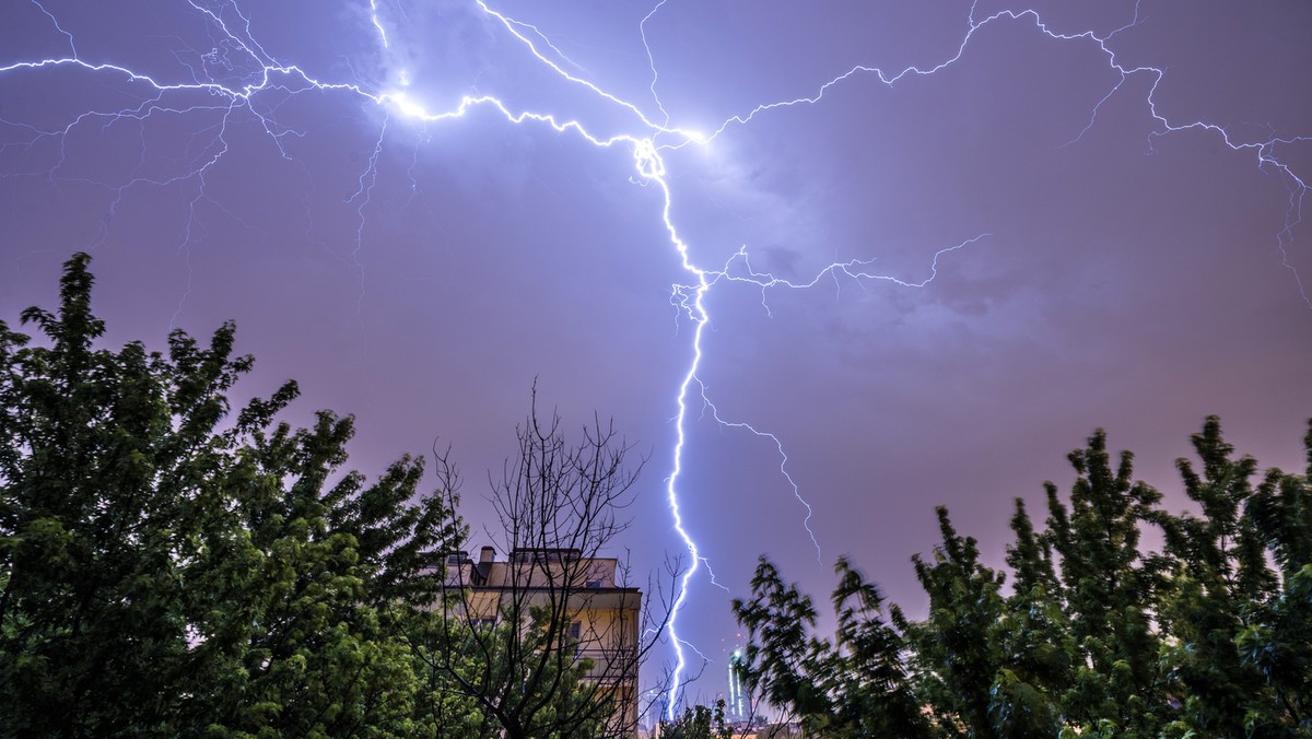 Intensywne opady deszczu i burze nie ustępują. Instytut Meteorologii i Gospodarki Wodnej wydał kolejne ostrzeżenia. Popada i zagrzmi w woj.: warmińsko-mazurskim, podlaskim, mazowieckim, lubelskim, świętokrzyskim, podkarpackim, łódzkim, wielkipolskim i śląskim.