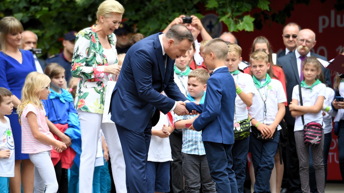 - Bohaterem jest nie tylko ten, kto ratuje innych, ale również ten, kto potrafi stworzyć takie warunki, żeby do zagrożenia nie doszło - powiedział prezydent Andrzej Duda w trakcie uroczystości wręczenia 9-letniemu Adrianowi Grodzkiemu medalu za Ofiarność i Odwagę.