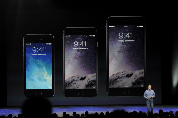 Plotki na temat nowego iPhone’a oznaczonego cyferką „6” pojawiały się w sieci już od kilku miesięcy. Sporo mówiło się o tym, że tym razem firma z Cupertino zaprezentuje nie jednego a dwa flagowe smartfona o zdecydowanie większych ekranach niż w przypadku iPhone’a 5S. Na konferencji w Cupertino Tim Cook potwierdził większość z medialnych doniesień. Pierwszym zaprezentowanym urządzeniem jest iPhone 6. Smartfon wyposażony został w ekran RetinaHD o przekątnej 4,7” i rozdzielczości 1334x750.