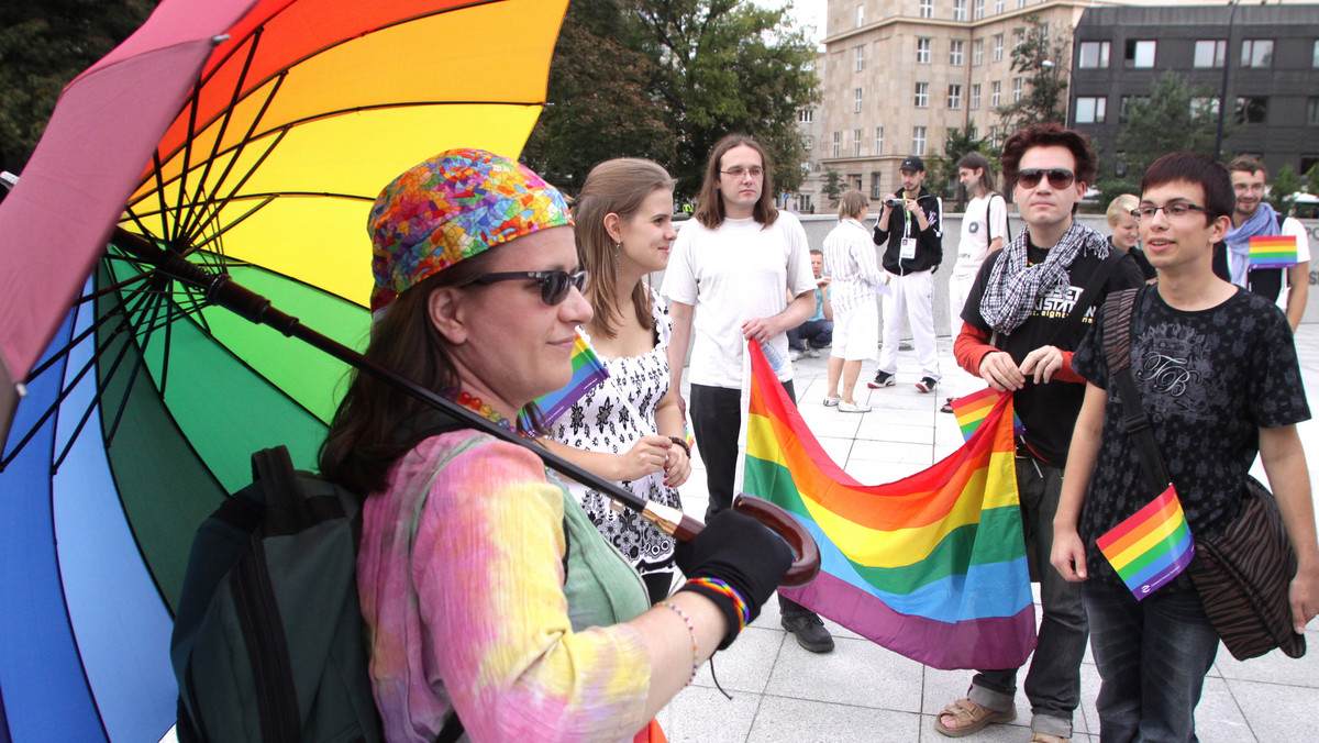 Rosyjska policja zatrzymała znanego aktywistę ruchu gejowskiego Nikołaja Aleksiejewa oraz dziewięć innych osób, które chciały przeprowadzić demonstrację przeciwko merowi Moskwy. W styczniu Jurij Łużkow nazwał paradę gejów "dziełem szatana".
