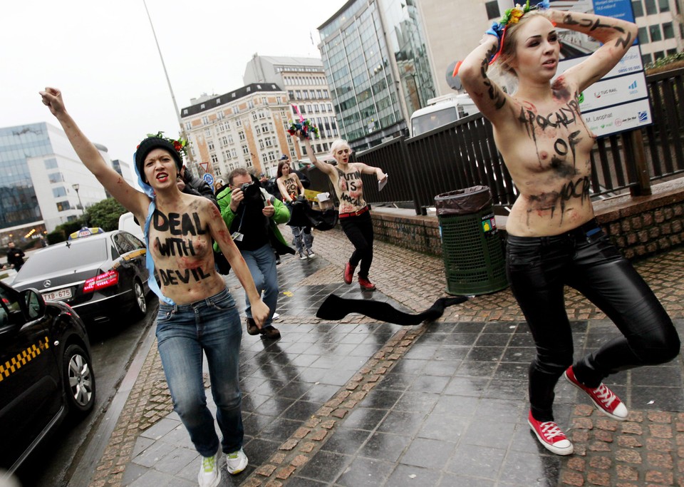 Roznegliżowany Femen protestuje mimo mrozu