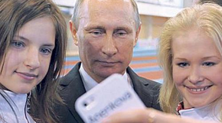 Íme Putyin mogorva selfie-je