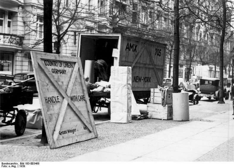 Żydowska rodzina pakuje się do wyjazdu do USA. Berlin, 1939 r.