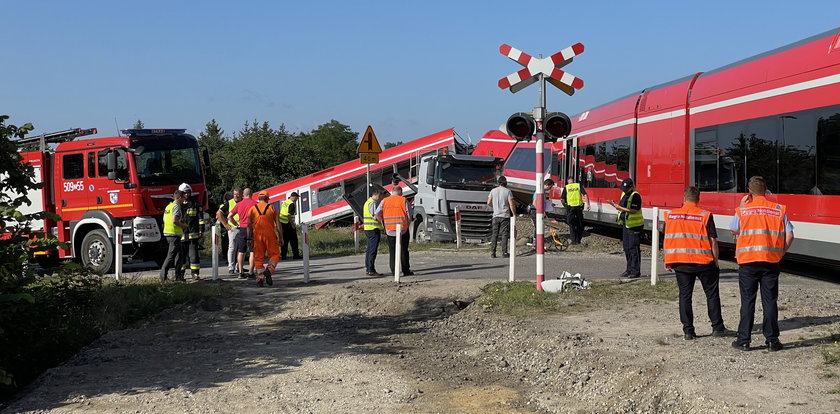 Ciężarówka zderzyła się z pociągiem w Kołbaskowie. Ewakuowano 39 osób