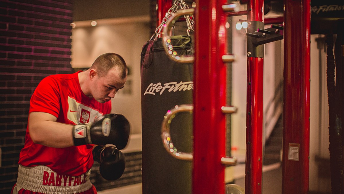 Polski pięściarz z Nowego Jorku Adam Kownacki (13-0, 10KO) odlicza dni do swej najbliższej walki z Jessem Barbozą (11-1-1, 7KO). W chwilach wolnych kibicuje polskiej reprezentacji na Euro 2016 oraz swoim kolegom po fachu. Ostatnio Andrzejowi Fonfarze.