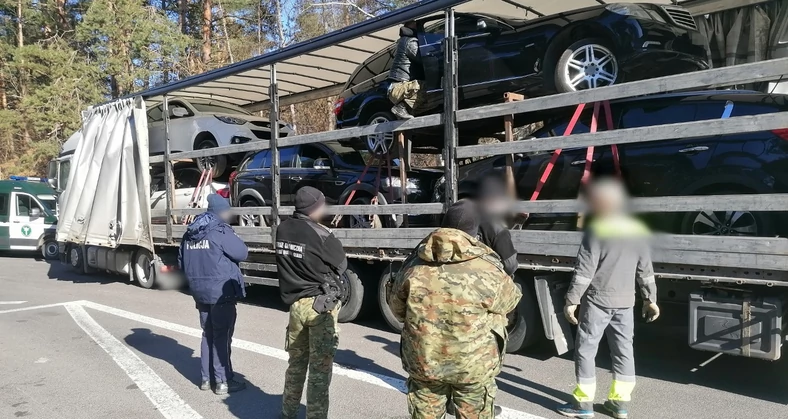 Patrol ITD wstrzymał transport samochodów z Wielkiej Brytanii na Litwę — te m.in. były źle zabezpieczone