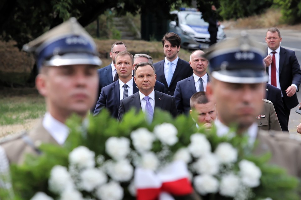 Prezydent Andrzej Duda przed pomnikiem Rzezi Wołyńskiej