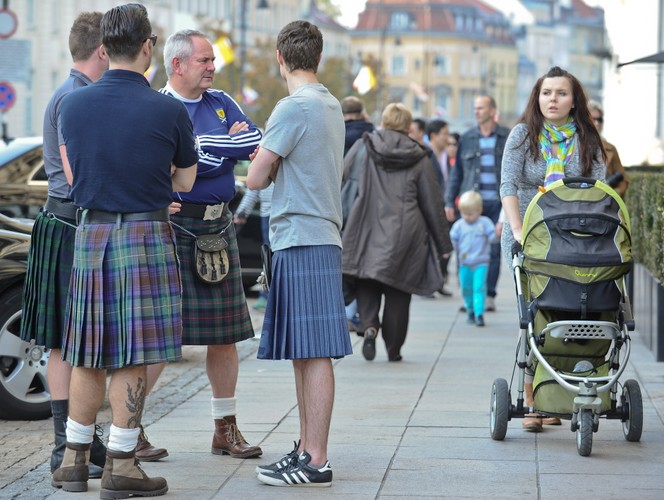 Najazd Szkotów na Warszawę. Kibice w tradycyjnych kiltach spacerują po stolicy
