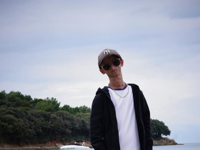 Umro influenser koji se rodio kao Bendžamin Baton