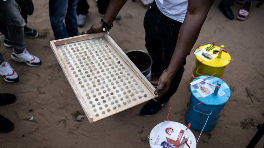 Głosowanie w Gambii odbywa się za pomocą szklanych kulek