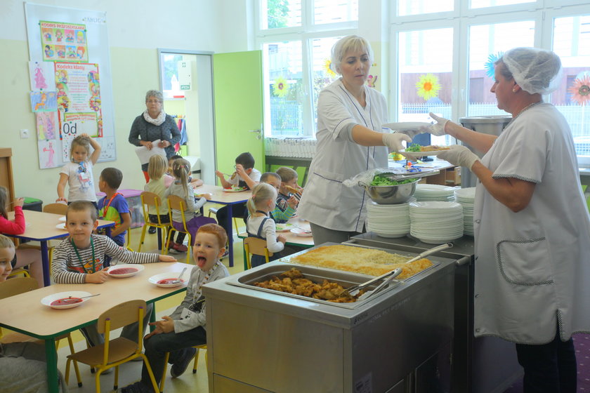 Nie mają łatwo dzieci z Warszawskiej Białołęki. Cisną się na stołówce i świetlicy. Dyrekcja musiała zmienić przeznaczenie kilku klas