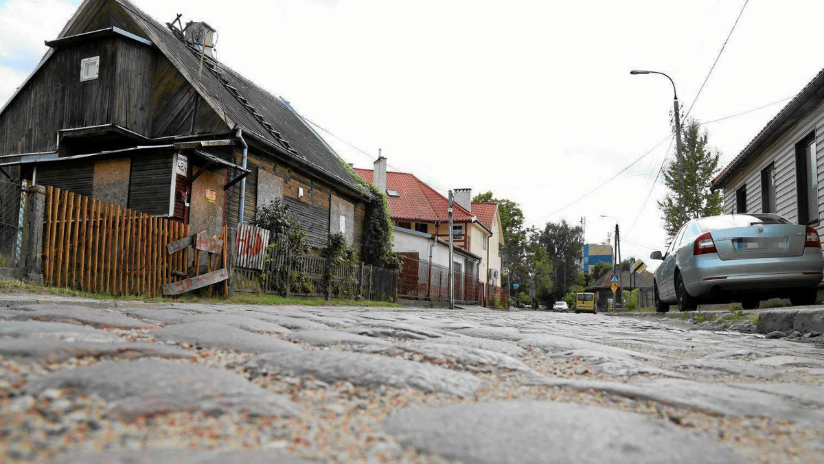 Jeszcze do niedawna na terenie u zbiegu ulic Słonimskiej i Piasta był dziki parking. Teraz skwer ogrodzono, ponieważ ma stanąć na nim przeszklona wieża, a obok - apartamenty. Jak informuje "Kurier Poranny", obrońcy drewnianej dzielnicy widzieliby tu jednak nawiązujący do historii wiatrak.