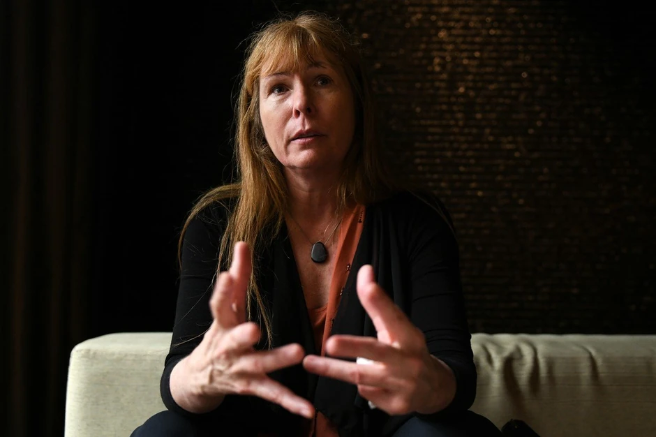 Skandal razotkrila novinarka Kler Braun