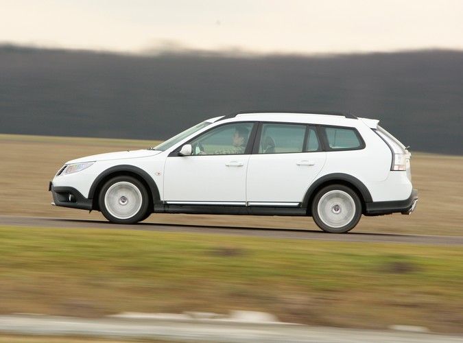 Saab 9-3X - szwedzka stal gotowa do przygody. Dzielnie zwalczy dziki teren, choć woli asfaltowe bulwary. Mogą być dziurawe jak sito - czyli idealnie sprawdza się na polskich drogach...