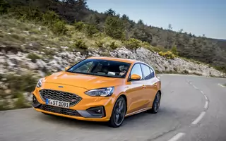 Jak jeździ nowy Ford Focus ST z 280-konnym silnikiem benzynowym?