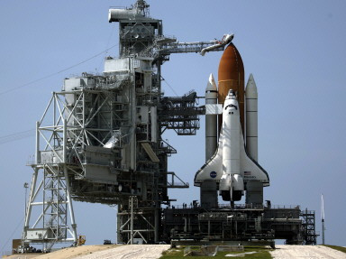 US-SPACE SHUTTLE DISCOVERY-ROLLBACK