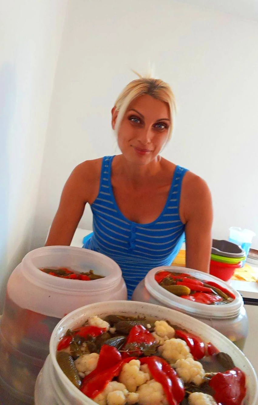 Zimnicu koju takođe proizvodi bez aditiva i konzervansa, Mirjana isporučuje kupcima iz svih krajeva Srbije