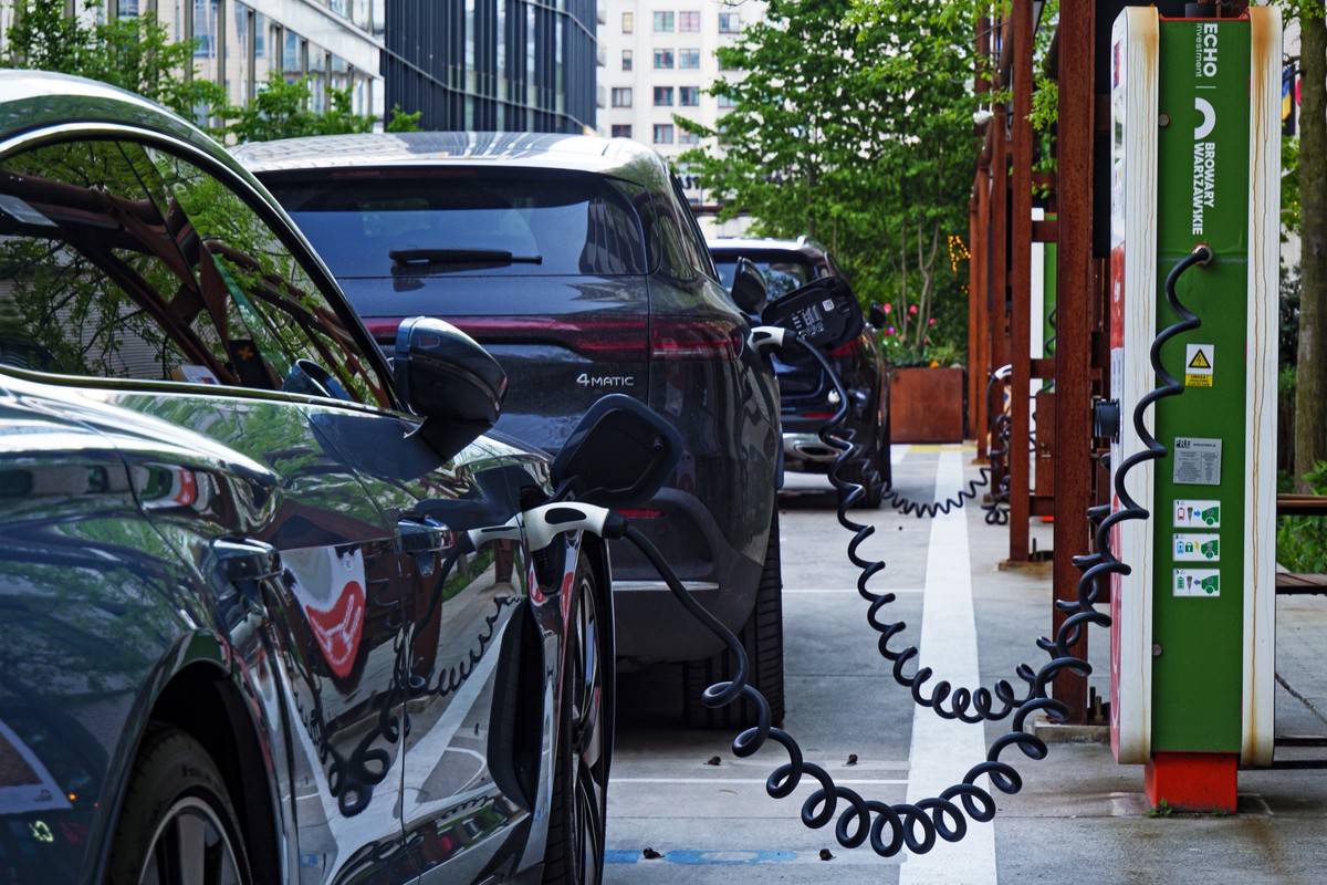 Już 100 tys. aut elektrycznych jeździ po polskich drogach. Coraz więcej na wodór