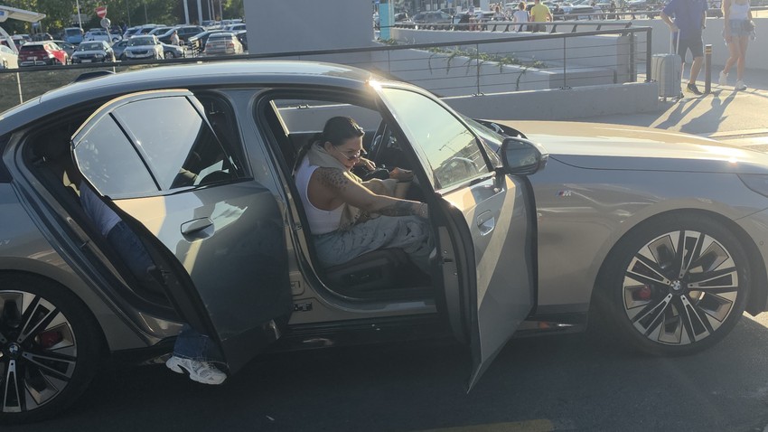 Đanijeva Slađa sa ćerkom na aerodromu