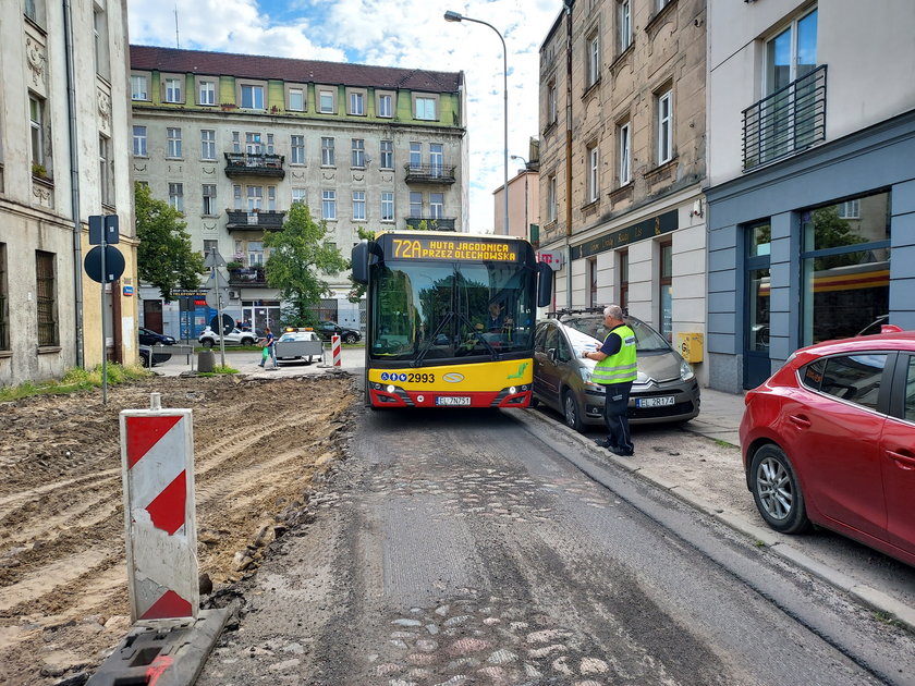 Problem na remontowanej ulicy Bednarskiej. Kierowca autobusu MPK Łódź nie chciał ryzykować. Wyznaczono objazdy