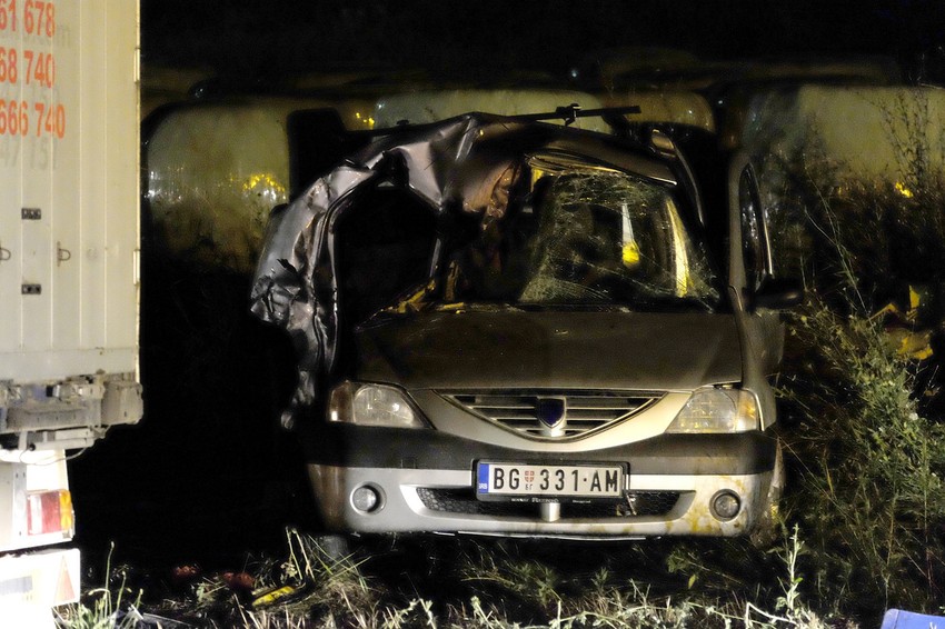 Preticanje: Smrskana „dačija“ familije Popović