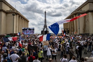 Przeciwnicy certyfikatów covidowych wychodzą na ulice. Fala protestów na świecie
