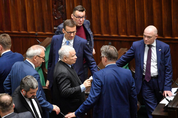 Wicepremier, prezes PiS Jarosław Kaczyński (C-dół) oraz premier Mateusz Morawiecki (C-góra) na sali plenarnej Sejmu w Warszawie