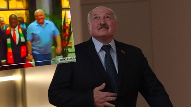 Aleksander Łukaszenko wysiada z samochodu. Coś jest nie tak [WIDEO]