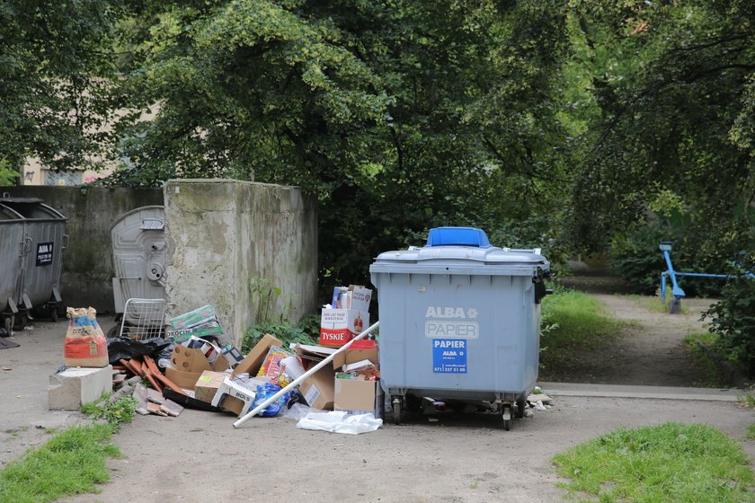 Śmieci przed kontenerem na odpady