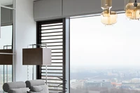 Nowoczesne domy z przeszklonymi ścianami. Jak wykorzystać ich potencjał