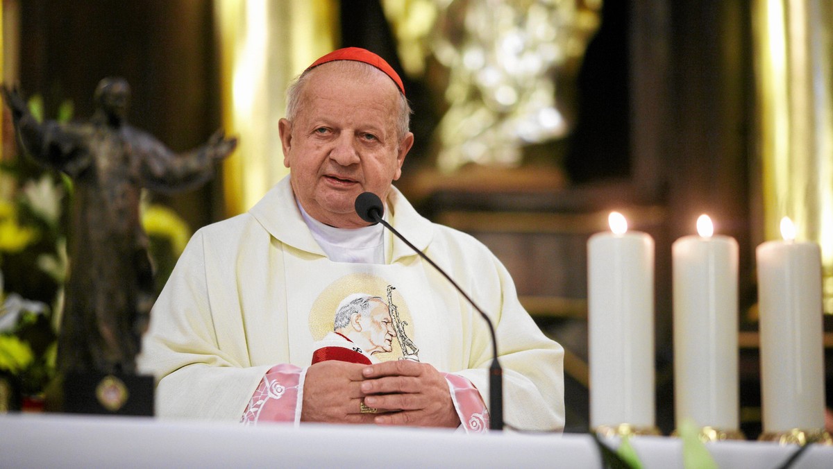 - Odejście Jana Pawła II było wydarzeniem paschalnym - mówił w przededniu siódmej rocznicy śmierci Jana Pawła II metropolita krakowski kard. Stanisław Dziwisz w homilii podczas mszy św. w Niedzielę Palmową w Katedrze na Wawelu. Kardynał mówił także o potrzebie "głębokiego i solidarnego spojrzenia na Kościół w czasach, gdy próbuje się podważać jego misję i wiarygodność".