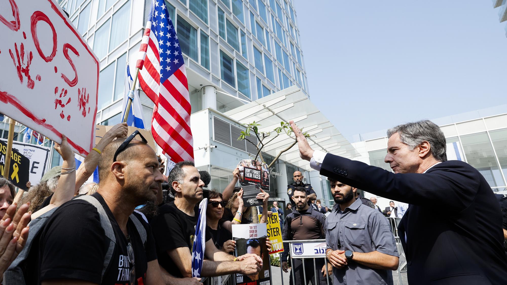 Americký minister zahraničných vecí Antony Blinken (vpravo) zdraví rodinných príslušníkov rukojemníkov zadržiavaných hnutím Hamas v Gaze počas stretnutia pred hotelom v Tel Avive v stredu 1. mája 2024.
