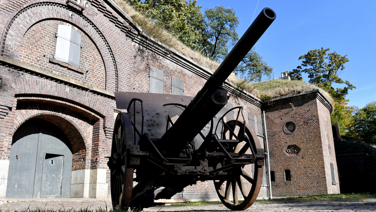 Niemiecka armata 7,7 cm FK 16, która brała udział w dwóch wojnach światowych, trafiła do Muzeum Obrony Wybrzeża w Świnoujściu. Według specjalistów to jedyny taki eksponat w Polsce i jeden z najlepiej zachowanych w Europie.