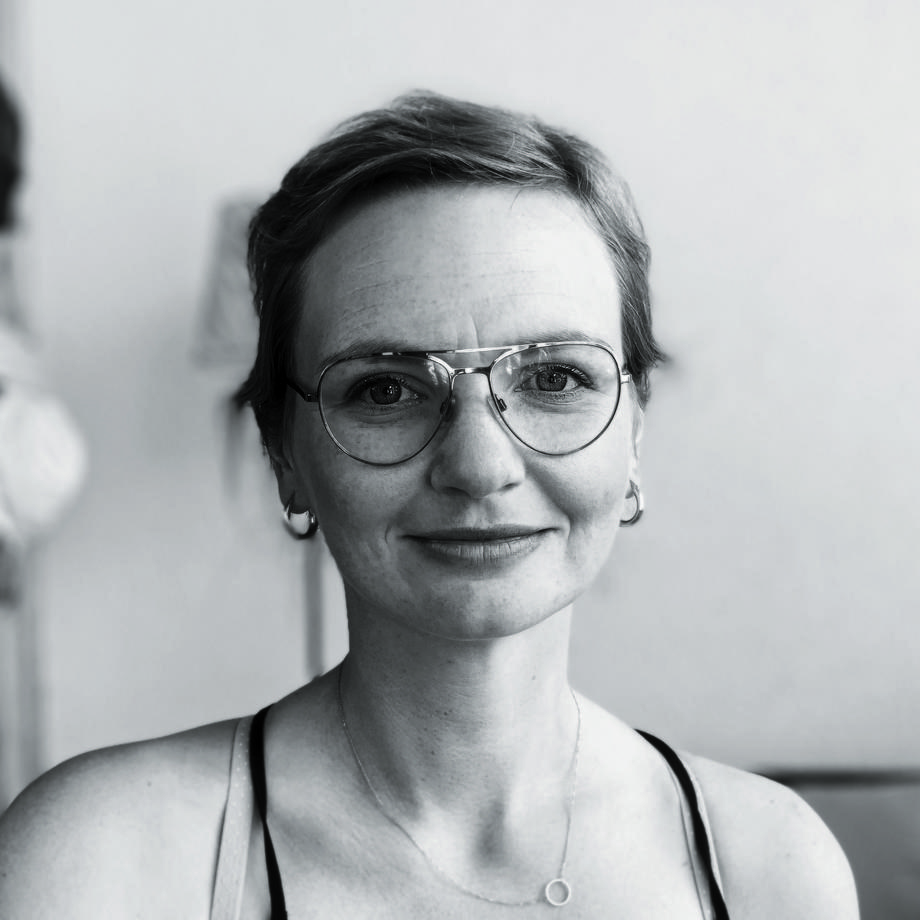 Katarzyna Bazylczyk. Absolwentka psychologii na SWPS w Sopocie oraz skandynawistyki na Uniwersytecie Gdańskim; od 2014 r. pracuje jako psycholożka kliniczna w szpitalu w Kristiansand, a także prowadzi prywatną praktykę