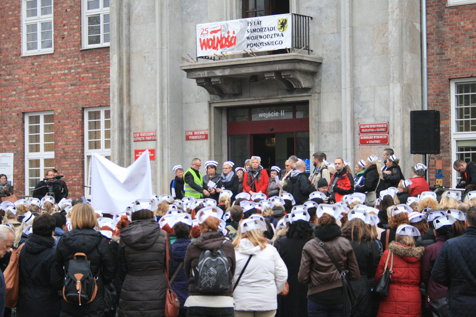 Protest pielęgniarek przed Urzędem Marszałkowskim w Gdańsku