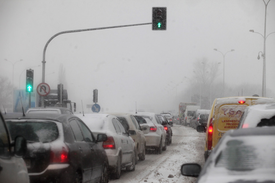 a WARSZAWA ZIMA UTRUDNIENIA W RUCHU