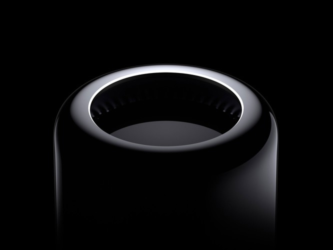 <b>Mac Pro (2013)</b>
<br><br>
Ostatni akord w dotychczasowej historii Macintoshów wybrzmiał kilka miesięcy temu, gdy Apple zaprezentowało światu najnowszego Maca Pro - potężnego, jak nigdy wcześniej.