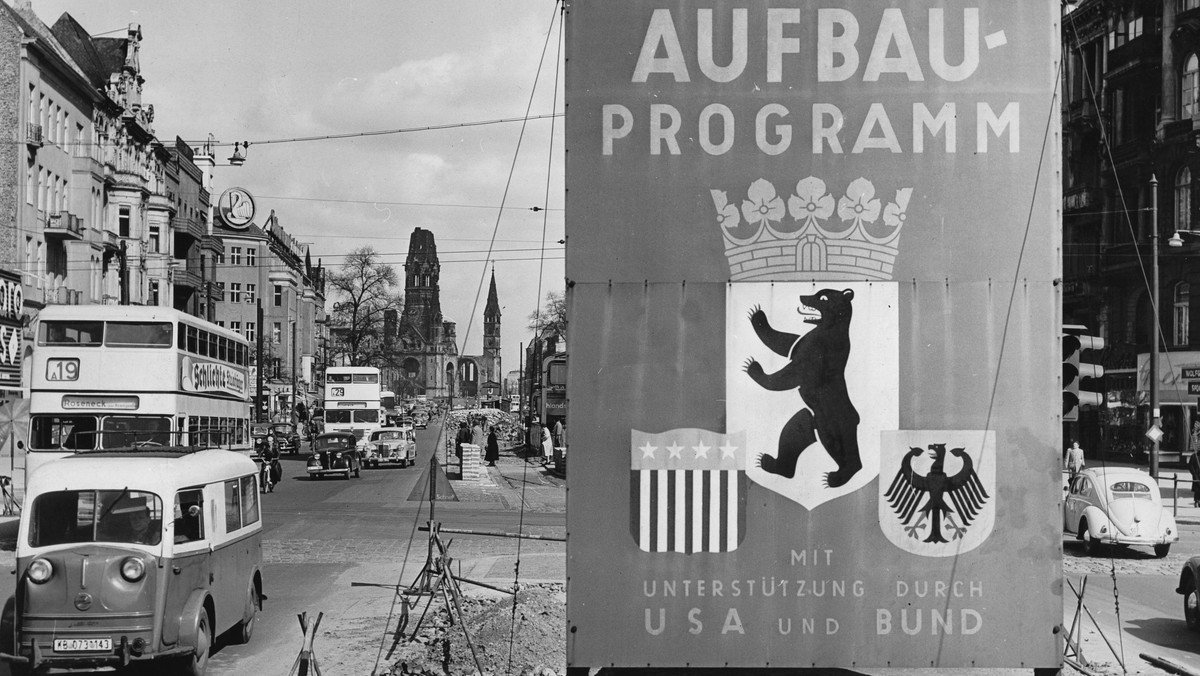 Znak informujący o planie Marshalla przy Kurfürstendamm – głównej ulicy zachodniej części Berlina, 1955 r