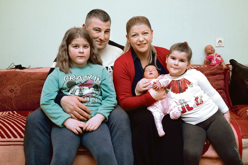 Radost: Verica i Dragan Stevanović sa ćerkama Milicom, Anastasijom i Kristinom 